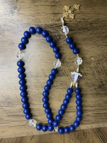 Terços, chaveiros e pulseiras. 