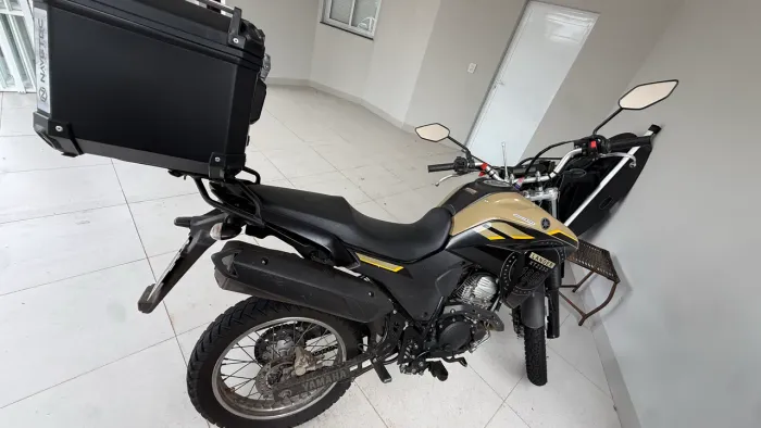 Yamaha XTZ Lander 250 2023 Verde Militar com Acessórios e Revisada