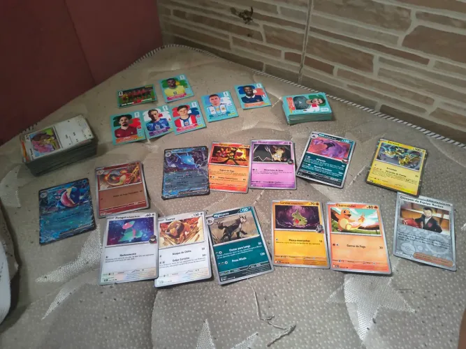 Kit de carta pokémon em ótimo estado tendo tremonha e kingra ex e um brinde de figurinhas