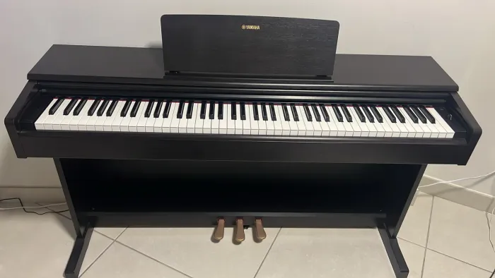 Piano Digital Arius YDP 105 R Dark Rosewood 88 Teclas Yamaha