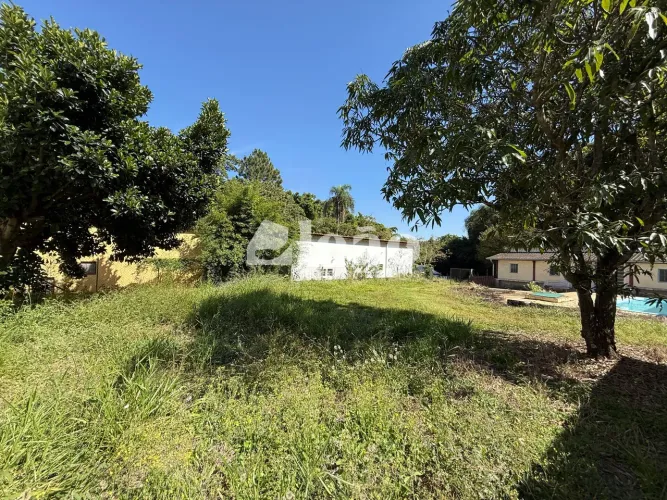 Terreno com construção comercial/residencial à venda em Valinhos