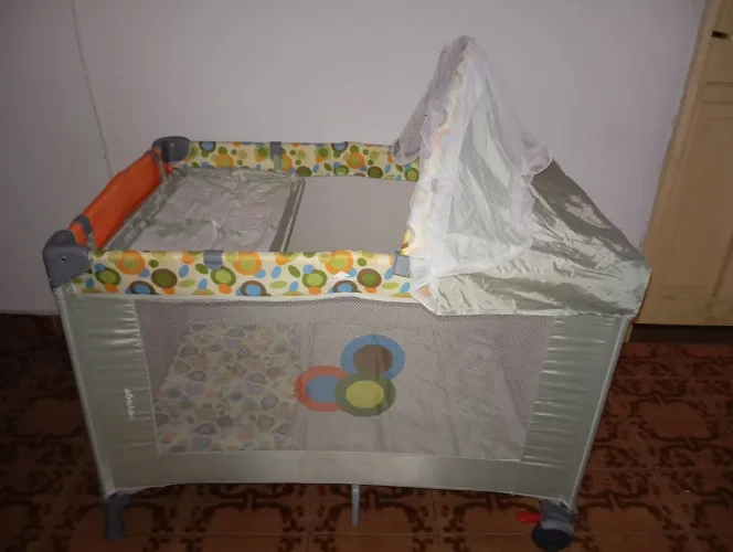 Vende se este berço camping e transformar em um chiqueirinho