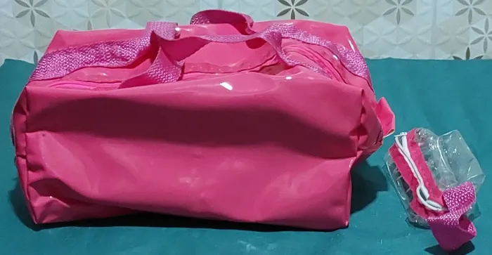 Bolsa - acompanha um estojo transparente 