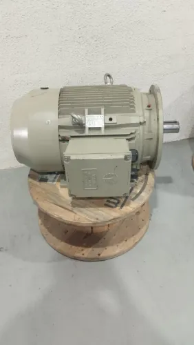 MOTOR TRIFÁSICO 40CV - 3500RPM