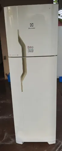 Geladeira Electrolux frost-free de 261 litros três meses de garantia 