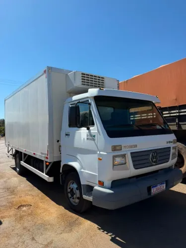 Caminhão VW 9-150 com Baú