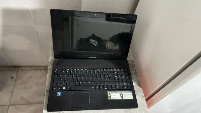 Notebook eMachines E443 (Tela 15.6") - Bom para Tarefas Básicas e Estudos