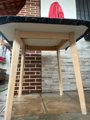Mesa em madeira com 4 cadeiras
