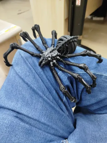 Aranha gigante articulada para halloween ?