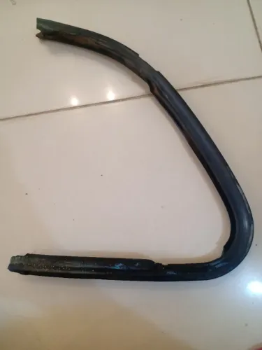 Borracha original do quebra vento Fusca   Lado do motorista  Meu whatsapp: *  
