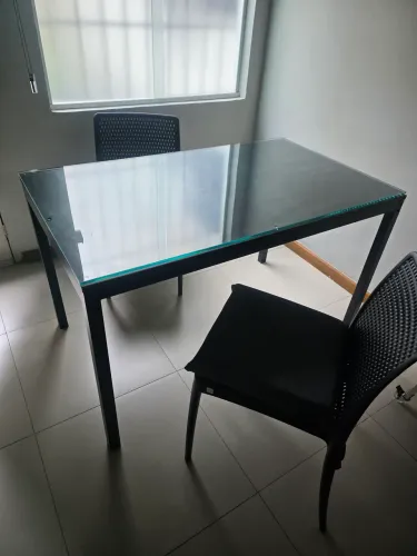 Mesa de aço e vidro temperado 10mm e com 2 cadeiras com assento acolchoado com capa