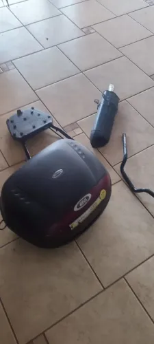 Baú givi 45 litros, escapamento esportivo e guidão 