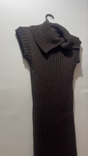 Vestido de Tricô Marrom Gola Alta