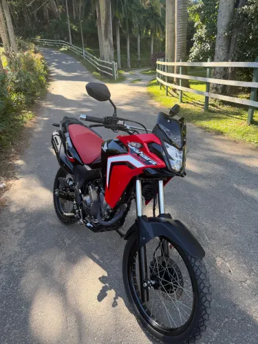 Excelente oportunidade: Sahara 300 rally 2025 único dono, pouco rodada