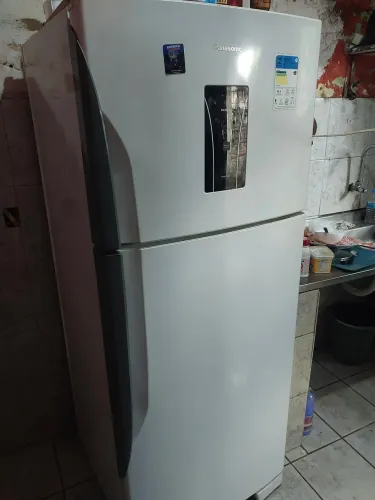 Vendo geladeira seminova em ótimo estado e conservadissima