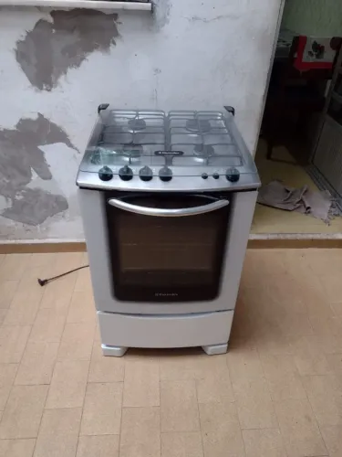Fogão Electrolux automático funcionando tudo bem conservado e limpo.