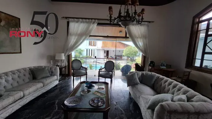 Linda casa com acabamentos de alto padrão sendo pisos mármore e madeira jatobá, e maderira