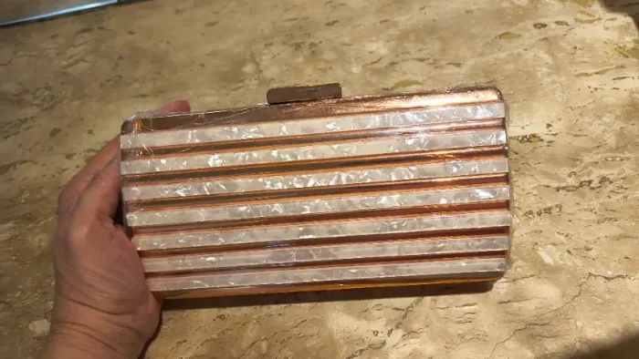 Bolsa festa em metal com detalhes madre pérola