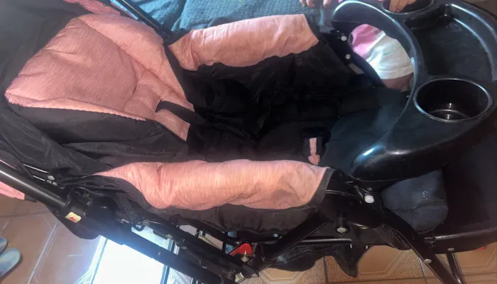 Carrinho de bebê rosa cosco