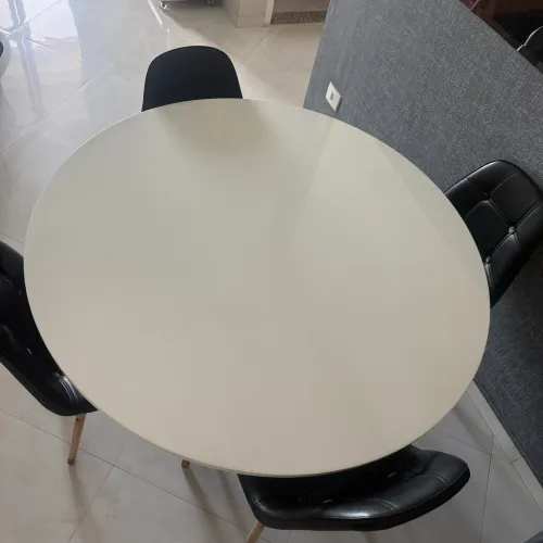 Mesa com 4 cadeiras inclusas
