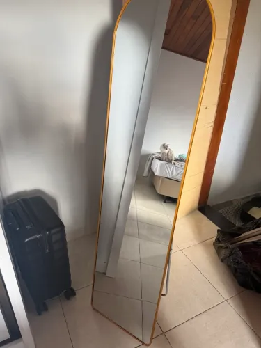 Espelho corpo inteiro com suporte dourado