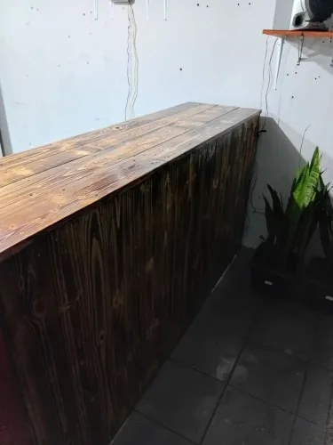 Balcão de madeira rústico com gaveta novo, medida de 2mts de comprimento. 