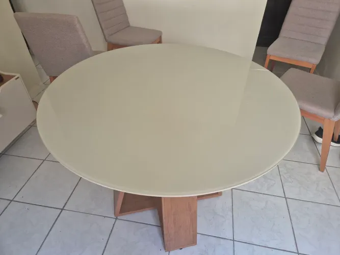VENDE-SE MESA REDONDA, POUCOS MESES DE USO .