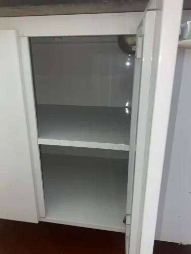 Gabinete de cozinha com pia de mármore 4 portas e 3 gavetas