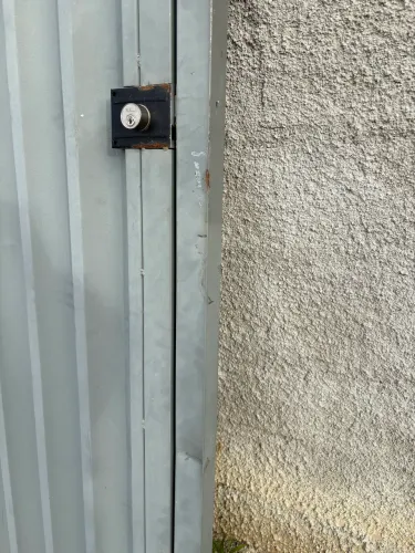 Portão de garagem com social