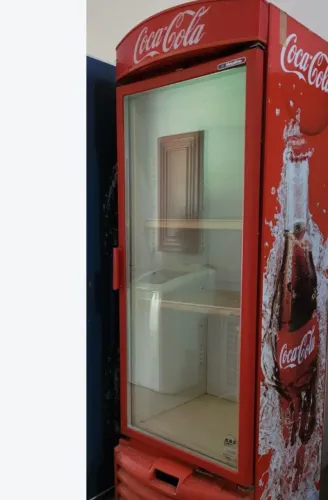 Vendo um expositor da coca cola todo funcionando interessados chama no chat