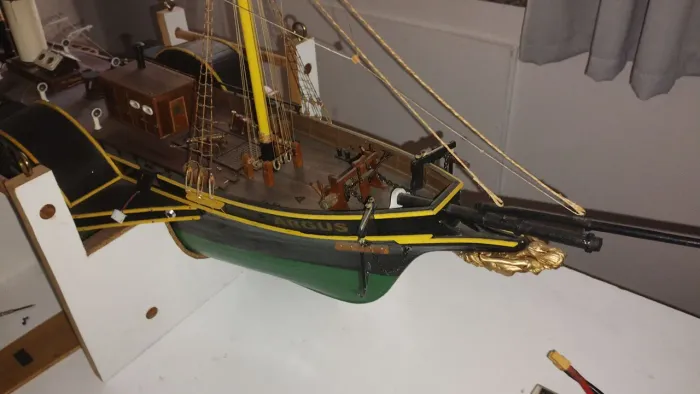 Barco Argus, elétrico, todo construído em madeira cedro.