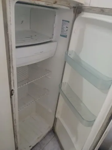 GELADEIRA VOLT 110.Eletrolux.usads porém funcionando.