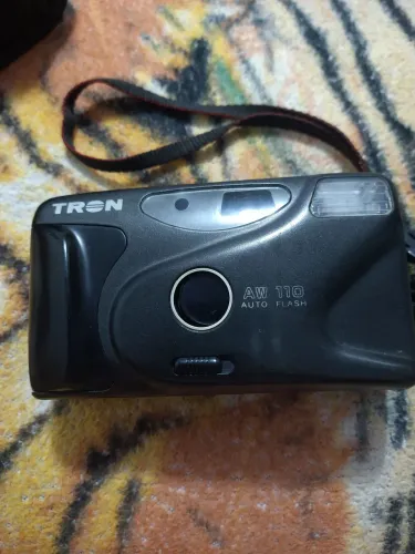câmera analógica Tron AW 110 Auto Flash usada. Item de colecionador.