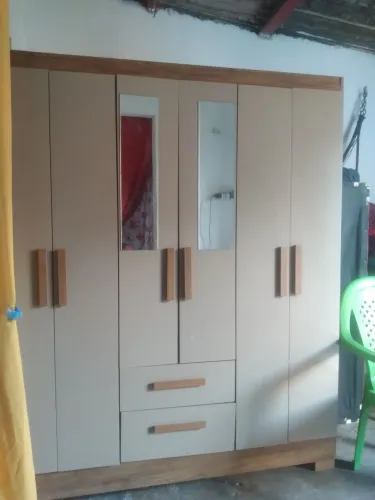 Vendo guarda roupa de 4 portas e 2 gavetas com um pequeno defeito atras