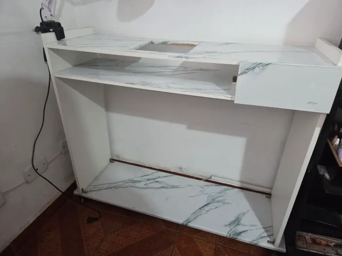 Mesa pra manicure com corte pra sugador de pó e rodinhas com trava