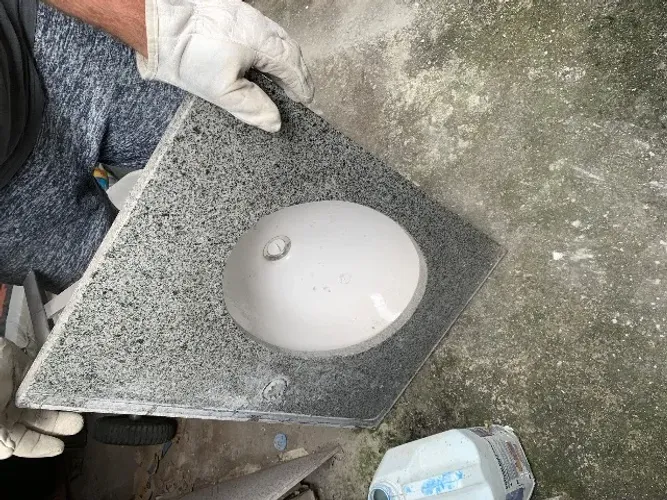 Bancada de mármore , tanque , vaso sanitário 