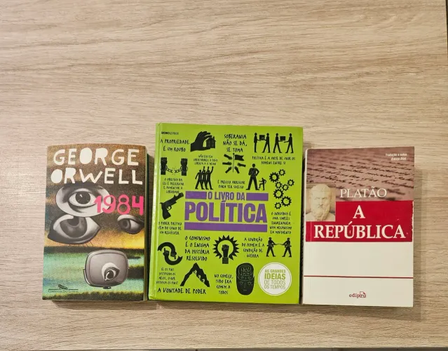 Livros Seção política- A República de Platão/ O livro da política/ 1984 de George orwell