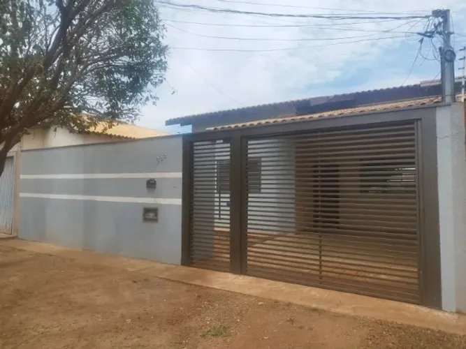 CASA 3 QUARTOS. SENDO 1 SUÍTE COM CLOSET !
