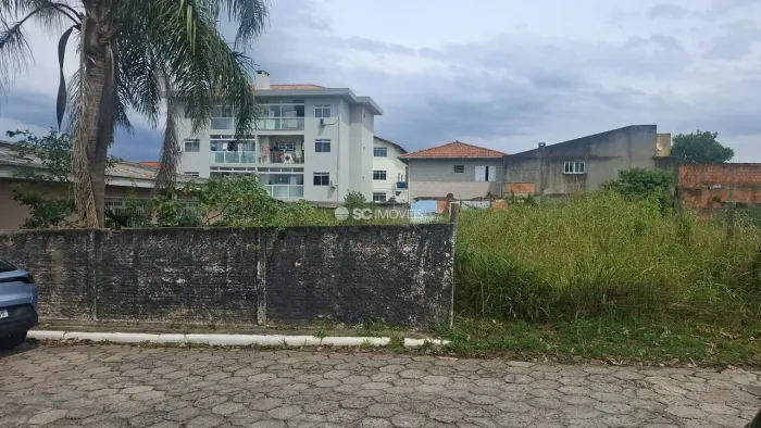 Terreno próximo da principal via do Santinho