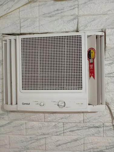Este é um ar-condicionado de janela Consul Multi Air 7500 BTUs.