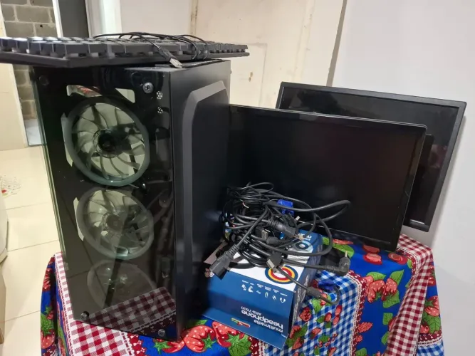 Vendo computador,com dois monitores,um deles funciona como TV,teclado, mouse,um fone.