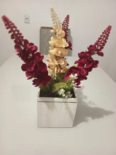 Arranjo Floral Artificial com Flores Vinho e Creme em Vaso Branco