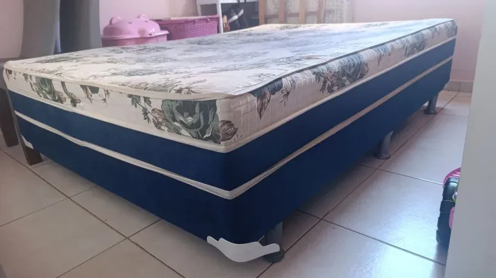 Vende-se cama box usada! <br>Ele mede 138x 188 cm