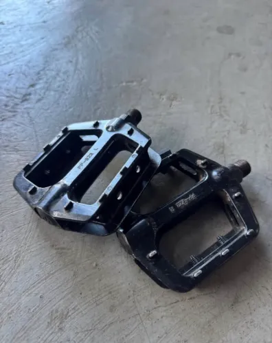 Pedal Plataforma Alumínio Fp922 Rosca Grossa está sem um sinalizador num pedal