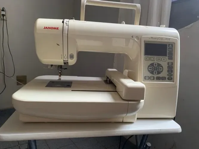 Máquina de bordar Janome Memory Craft 200E