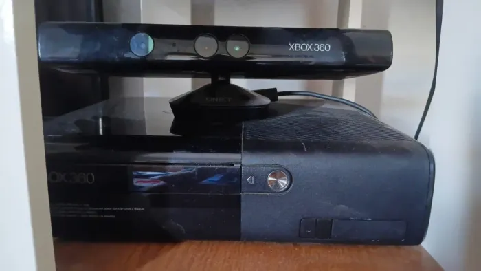 Xbox 360 com Kinect, 2 controles e vários jogos