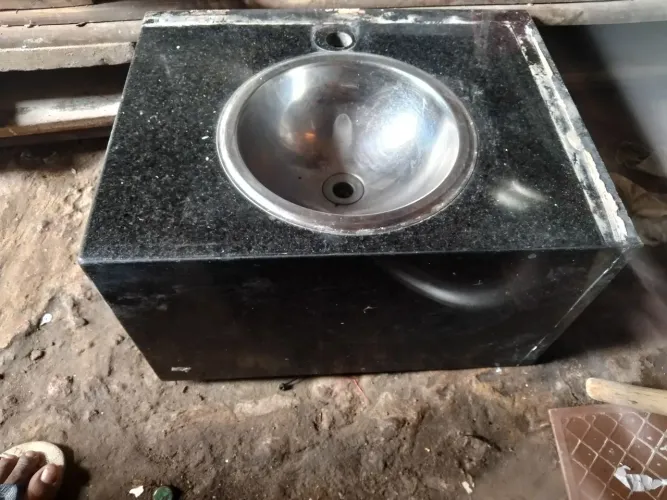 Bancada de mármore com cuba inox ótima para ocupar pouco espaço com praticidade e desaine