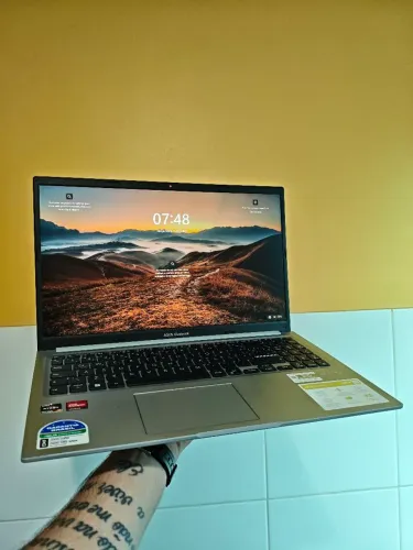 Notebook ASUS VivoBook 15 Ryzen 7 5825U | 16GB RAM | SSD 512GB | Excelente Estado