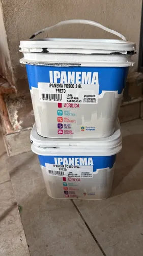 Vendo balde de tinta preta