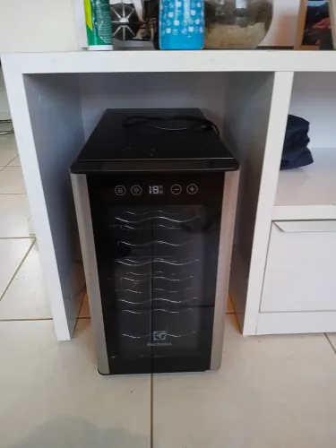 Adega Climatizada 8 garrafas Electrolux 